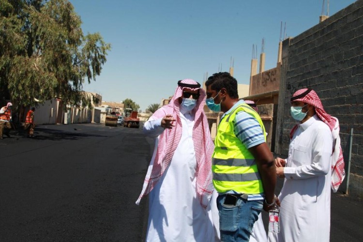 “رئيس بلدية القريات ” يتفقد عدد من الشوارع الجارى صيانتها