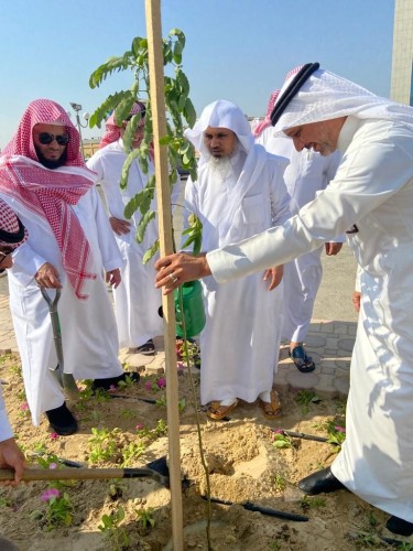 مدير عام فرع الرئاسة العامة لهيئة الأمر بالمعروف بالمنطقة الشرقية يشارك في تشجير الفرع