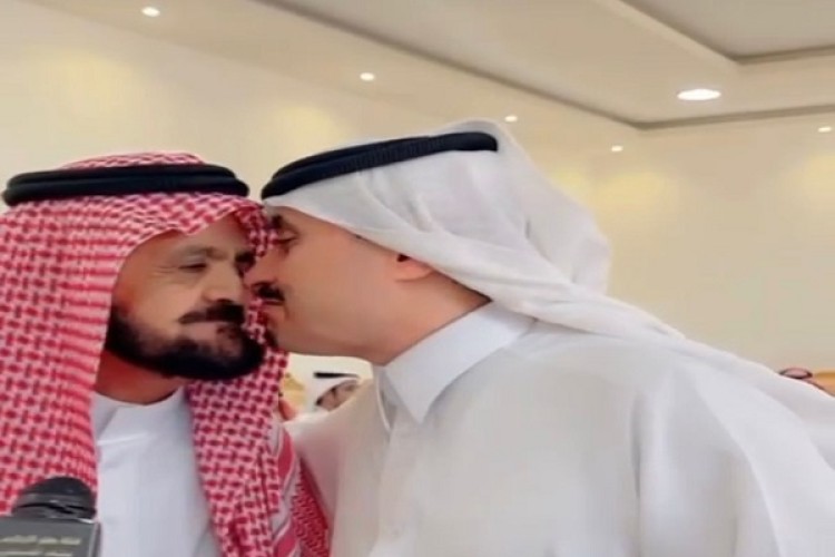 «إذا جاك  ولد سميه عائض »الشاعر ذويب الخياري يلقي قصيدة في رجل الأعمال عايض بن رقيب.. شاهد: ردة فعل الأخير من داخل ديوان حميد بن مصلاب