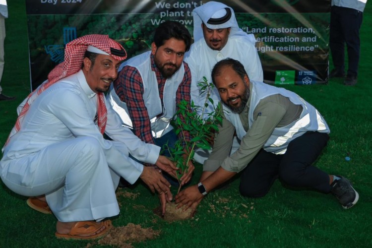 تزامناً مع يوم البيئة العالمي بلدية محافظة بقيق تنفذ مبادرة زراعـة 200 شتلة في حديقة الخـزان
