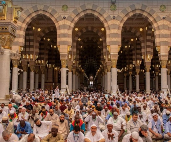 الآلاف من ضيوف الرحمن يؤدون صلاة الجمعة اليوم بالمسجد النبوي قبيل اداء مناسك الحج