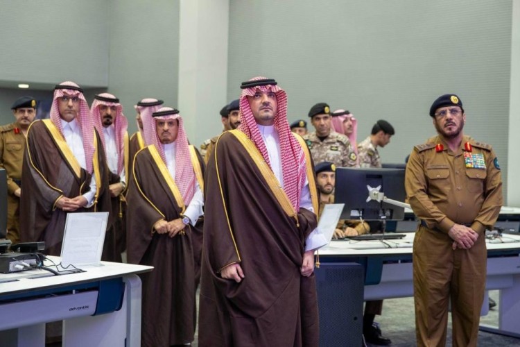الأمير عبدالعزيز بن سعود يتابع سير العمل في مركز القيادة والتحكم التابع للدفاع المدني بمشعر منى