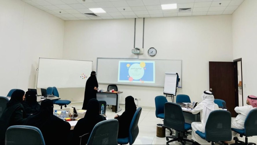 دورة لتدريب المدربين وتطوير مهاراتهم بفرع الجامعة بالدمام