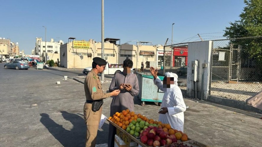 حملة مشتركة تسفر عن رفع 6 أطنان خضار وفواكه من الباعة الجائلين المخالفين بحي القزاز والمنطقة المركزية ( سيكو) بالدمام