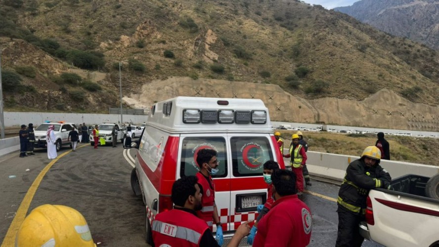 الهلال الأحمر : وقوع حادث تصادم على طريق عقبة الباحة .. والكشف عن عدد الإصابات