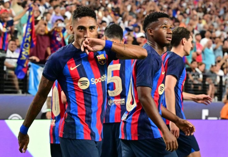 معالي نائب وزير الرياضة يتوّج برشلونة بلقب كأس السوبر الإسباني