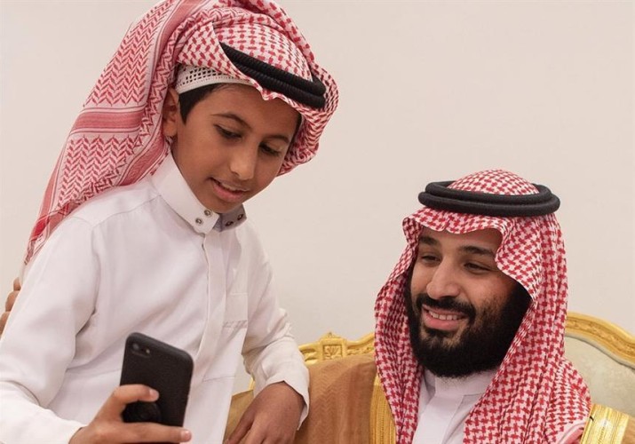 والد الطفل صاحب “السيلفي” الشهير مع ولي العهد: تواضع الأمير وحب الجميع له دفع ابني لالتقاطه